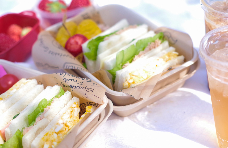 春のピクニックにぴったり！手作りサンドイッチ