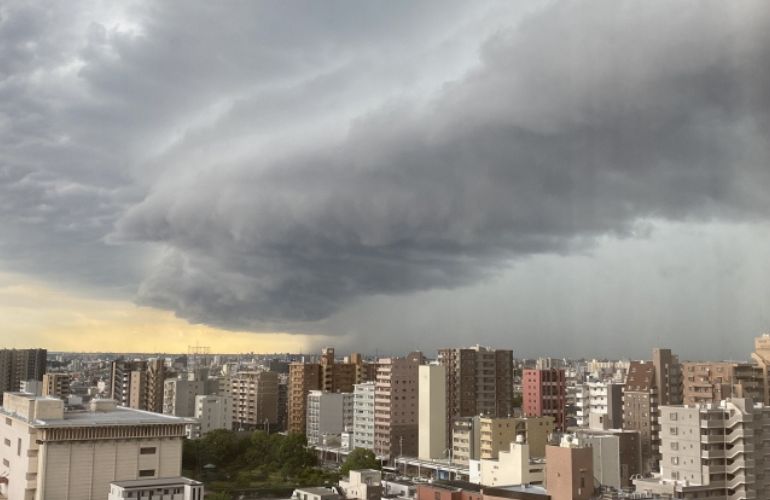 異常な暑さと突然のゲリラ豪雨に備える
